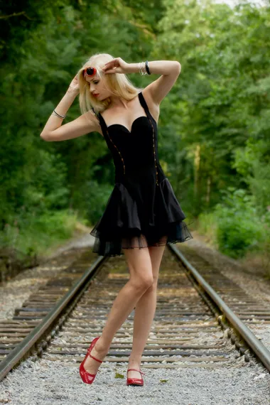 outdoor-fashion-shooting-bahngleise-schienen